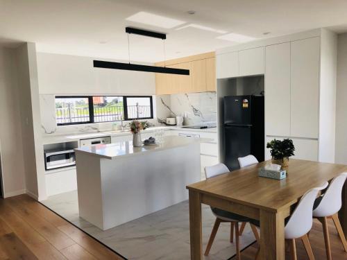 Manurewa Villa | Stylish Family Retreat: Modern Home 3 with Great Amenities