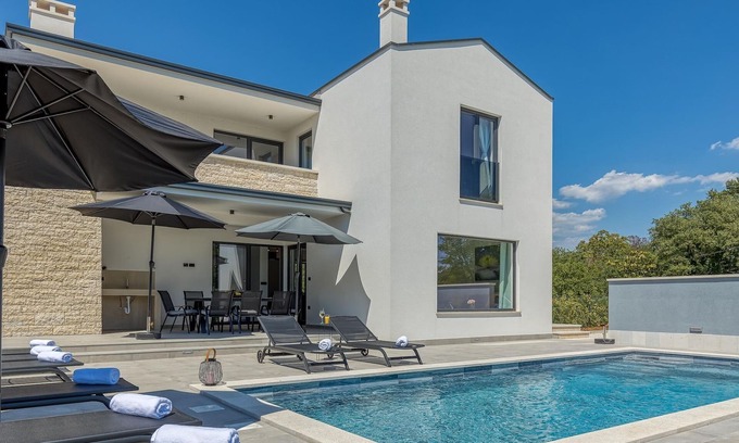 Tinjan Cabin | Modern luxurious villa for max 10 people with a private swimming pool near Kringa