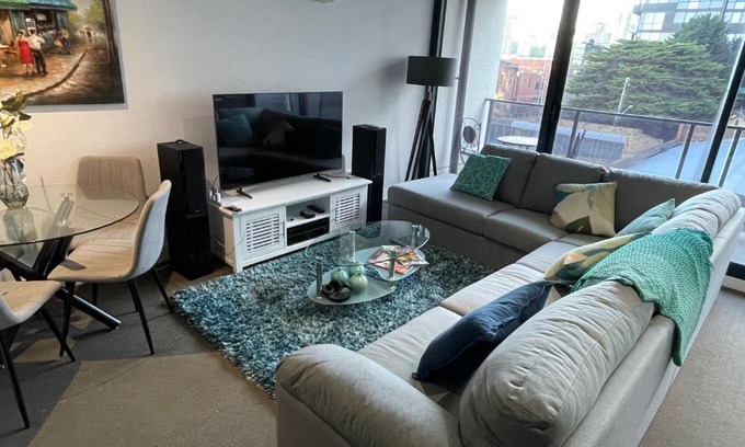 South Yarra Apartment | Modern Retreat with Private Parking & High-Speed Internet