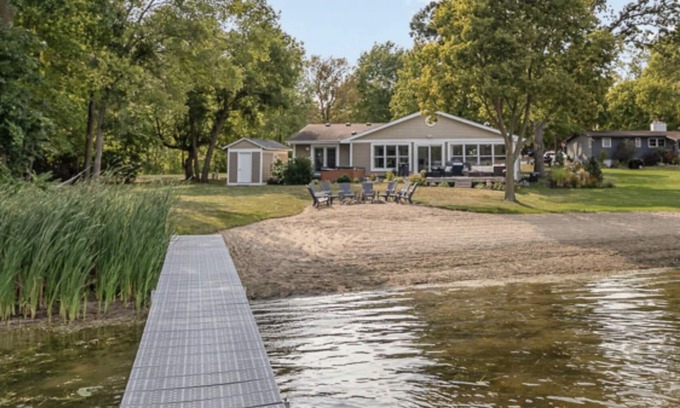 Jordan House | Top-Rated 3bd Lake Home with Beach Access & Hot Tub