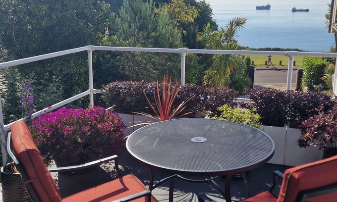 Maenporth Apartment | Oceanfront Blue Hills Apartment with Kitchen & Parking