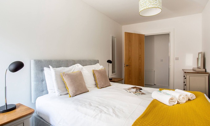 Ormeau Apartment | Prime Location Apartment with Kitchen and Pet-Friendly Perks