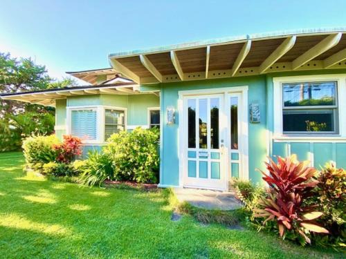 Kalama Tract House | Stylish Beach House in Kailua with Oceanfront Views