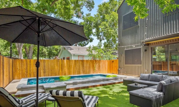 East Cesar Chavez House | Elegant Home Near Lady Bird Lake with Private Pool & Breakfast