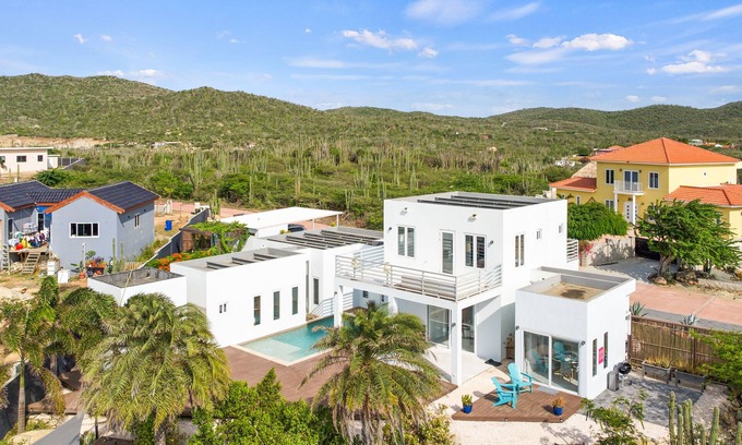 Santa Cruz House | Elegant Oasis with Pool & Spa in San Fuego, Aruba