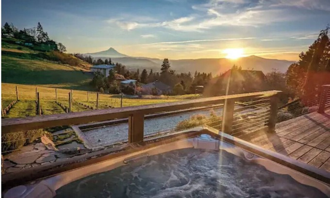 White Salmon House | Tranquil Retreat: Private Hot Tub & Views of Mt Hood!