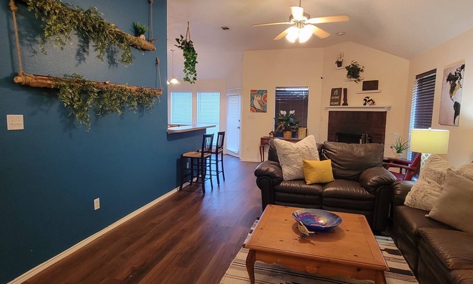 Denton Apartment | Stylish Room with Jacuzzi Near TWU/UNT and Denton Square