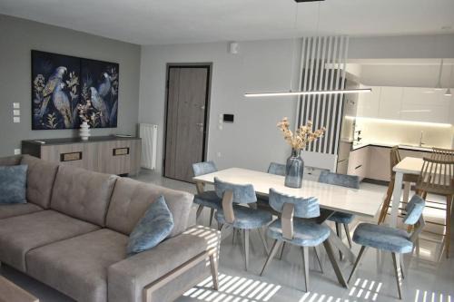Karditsa Apartment | Stylish Suite with Restaurant & Family-Friendly Amenities