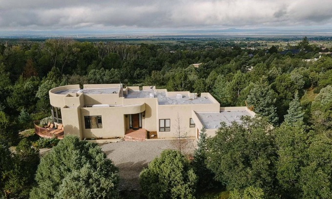 Arroyo Seco House | Elegant Retreat with Spa and Scenic Views at Walking Rain