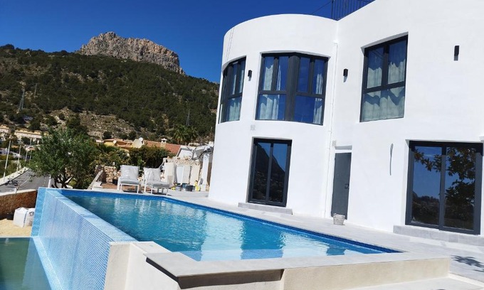 La Canuta Villa | Elegant Villa Paradise with Oceanfront Pool & Child-Friendly