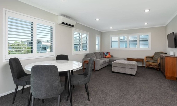 Mount Maunganui House | Stylish Marine Parade Apartment with Breakfast & Family Perks