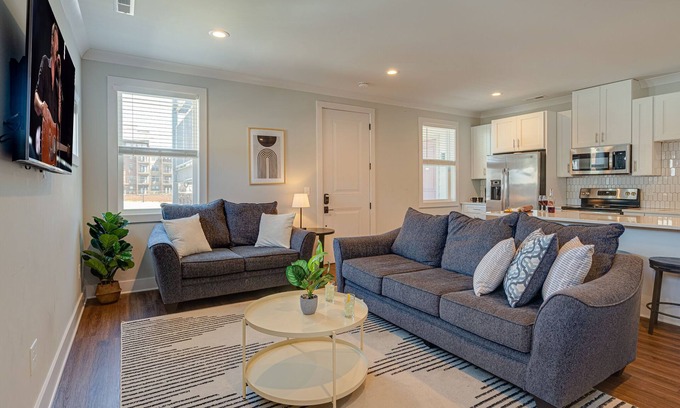 Historic Waverly House | Modern Melrose: Pet-Friendly Retreat Near Downtown Broadway