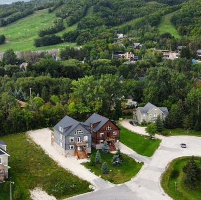 The Blue Mountains Ski Chalet | Modern Memories 8BR Hillside Chalet w BBQ, Laundry and 6.5WR
