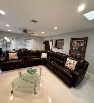 Westchester House | Stylish 3-Bedroom Retreat in Central Miami - Family Friendly