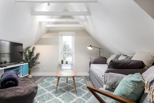 Traverse City House | Stylish Downtown Hotel with Walkable Access & Pet Friendly