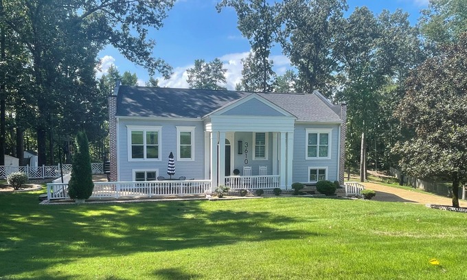 Country Club House | Inviting Modern Home Near Ole Miss - Pet Friendly & Family Ready