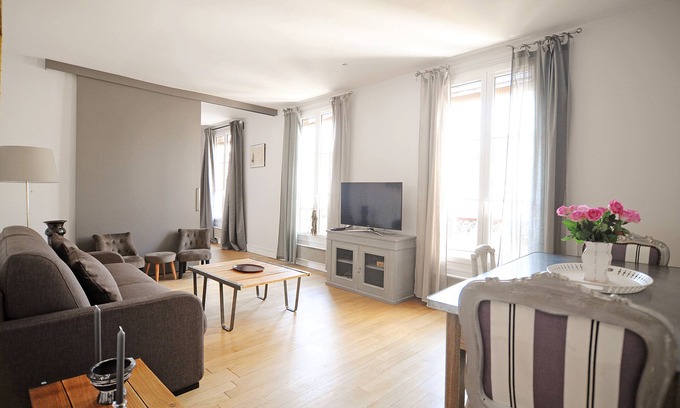 Montmartre Apartment | Stylish Montmartre Retreat with Spa & Family Amenities