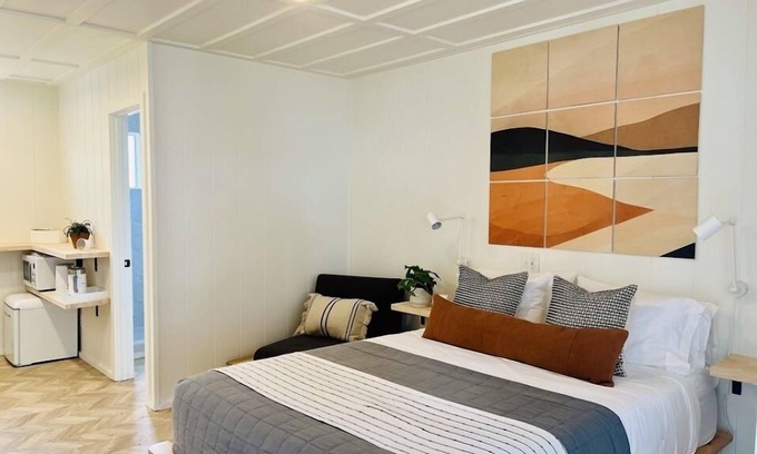 Pinetop Hotel | Stylish Motel Suite with Kitchen and Breakfast Included
