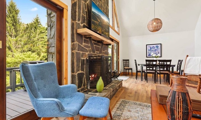 Warrensville House | Modern Mountain Escape 10 minutes to West Jefferson.