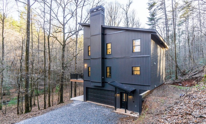 Dahlonega House | Modern Mountain Escape with Hot Tub & Pet-Friendly Amenities