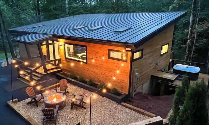 Sautee Nacoochee Cabin | Inviting Mountain Retreat with Hot Tub, Minutes from Helen