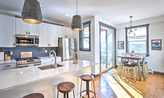 Grand Lake Condo | Inviting Mountain Retreat Steps from Grand Lake!