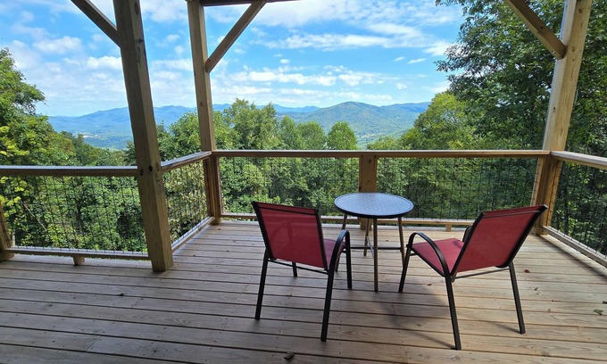 Skyland House | Modern Mountain Getaway with Breathtaking Views. Unwind in Style.