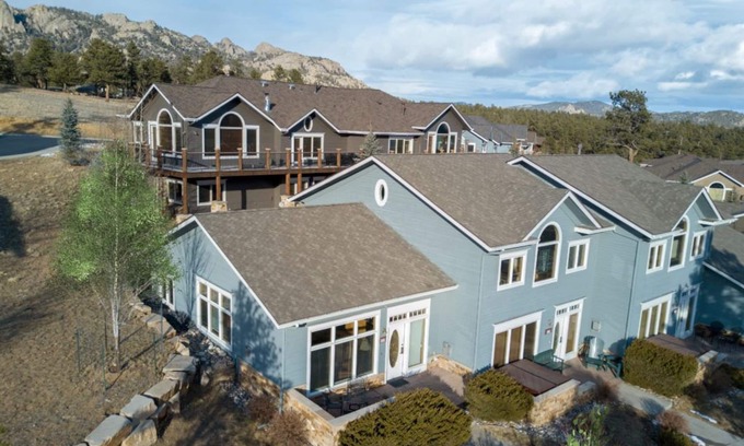 Stanley Hills Condo | Tranquil Mountain Retreat with Spa and Hot Tub Amenities