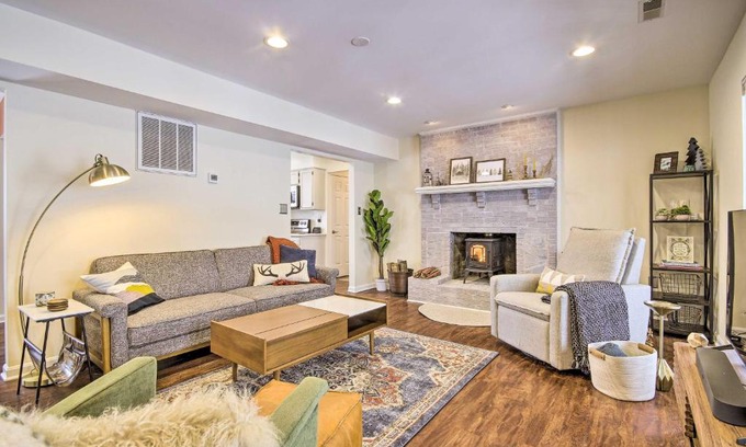 Chester Gap House | Modern Mountain Retreat: Deck, Hot Tub & 9.5/10 Rating!