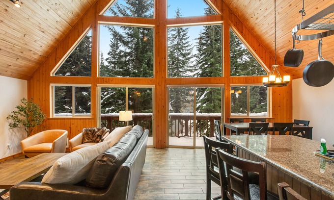 Snoqualmie Pass House | Cozy Mountain Chalet: Fireplace, Foosball & Slope Access