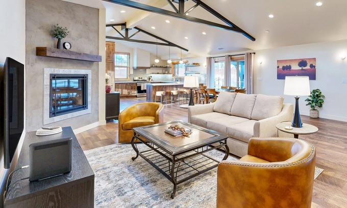 Flagstaff House | Cozy Mountain-View Retreat with Spa and Valley Vistas