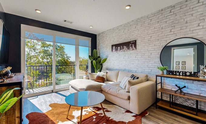 Rolling Mill Hill Condo | Modern Muse Downtown Condo with Rooftop Lounge & Pool