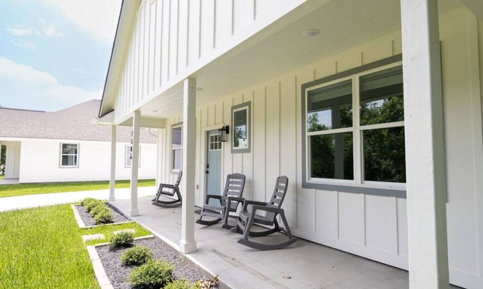 Bryan House | Guest Rated 10/10: Modern Nest with Ideal Family Amenities