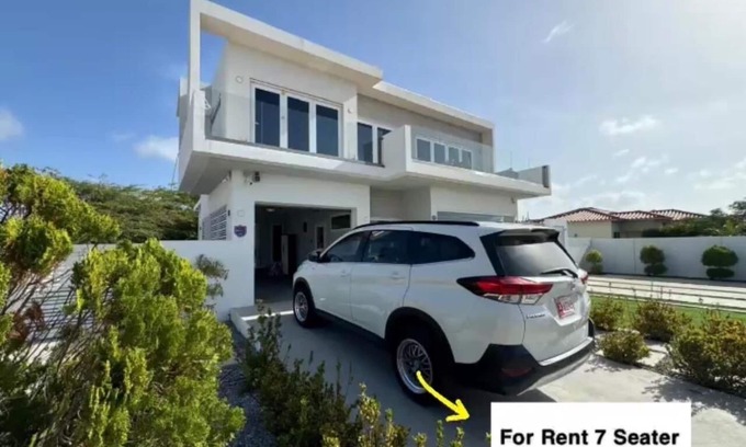 Kamay House | Modern 3 BR House with Pool, Steps from Palm & Eagle Beach