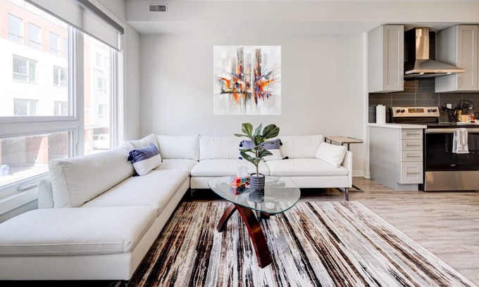 Durham Region House | Exceptional 4-Bedroom Townhome with Fireplace & Kitchen