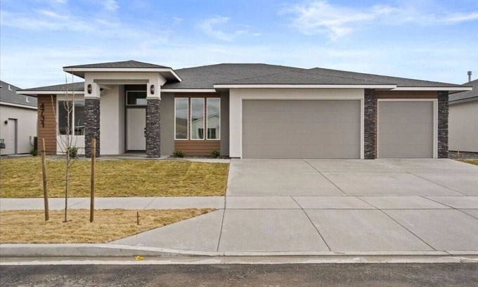 Tri-Cities House | Modern New Build HOT TUB & White Marble 4/2 #4731