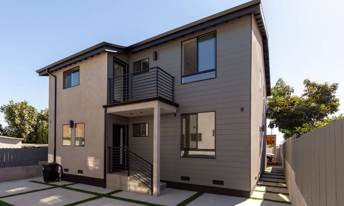 Los Angeles House | Stylish New-Built Home Near Downtown LA & Arts District