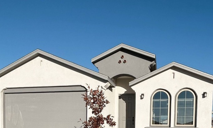 Las Cruces House | Exceptional Modern Home with Spa and Breakfast Included