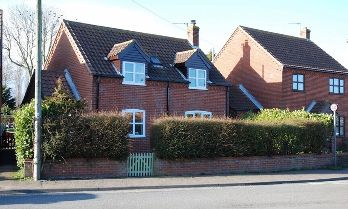 Sea Palling Cottage | Beachside Retreat: Newly Refurbished with Ocean Views