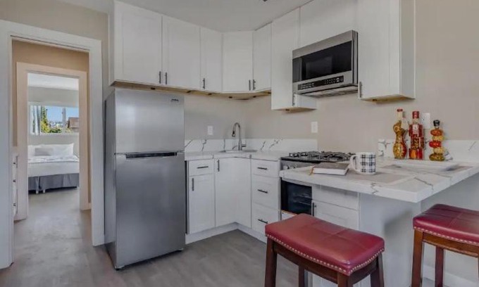 Orange House | Modern Newly Remodeled 1 Bed with Pool Access