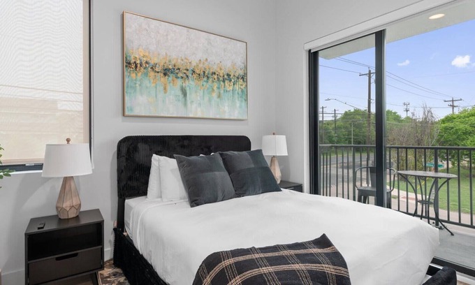 West Congress Apartment | Modern & Newly Renovated 1BR Flat West Congress