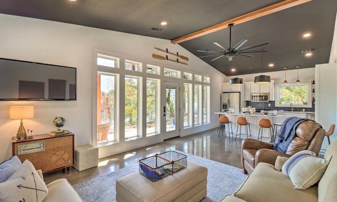 Norfork House | Contemporary Norfork House with Patio by White River