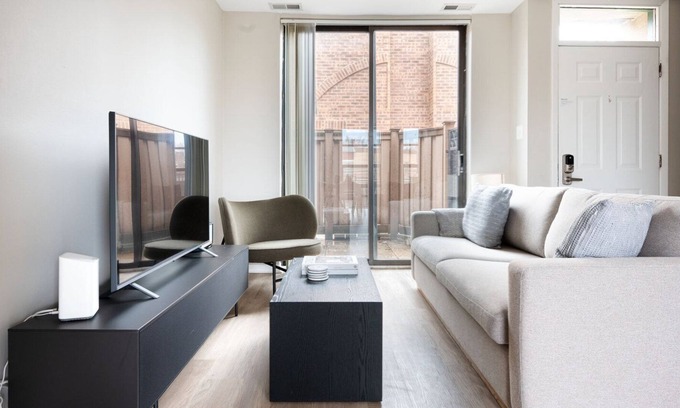 Oak Park Apartment | Modern Oak Park 2BR w/ Lounge & Roof, nr Downtown, by Blueground