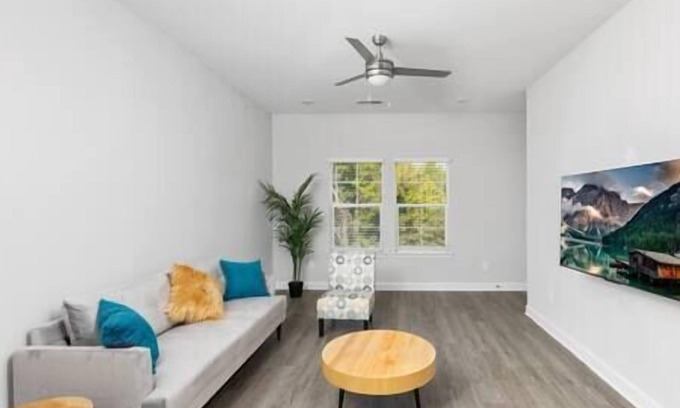 Charlotte Apartment | Modern Retreat Near UNC with Breakfast & Kitchen Amenities
