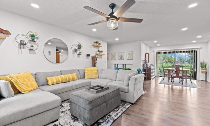 Royal Palm Beach House | Guest Rated 10/10: Modern Oasis in Royal Palm Beach