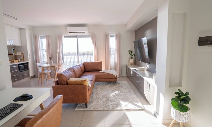 Port Hedland Apartment | Modern Oceanfront Executive Suite with Workspace & Hi Speed Wifi
