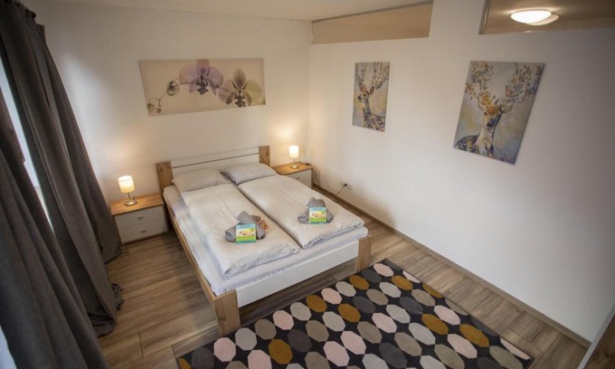 Hall In Tirol Apartment | Stylish Old Town Apartment with Family-Friendly Amenities
