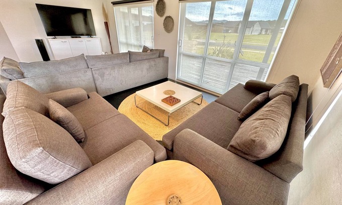 Matarangi House | Family-Friendly Retreat with Ocean Views - Rated 10/10