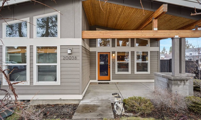 Southern Crossing House | Modern Retreat: Walk to Old Mill, Family-Friendly Amenities