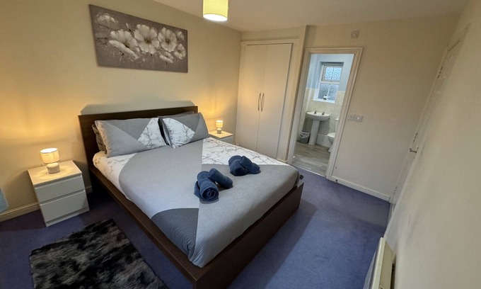 Wellingborough Apartment | Modern Penthouse with Kitchen and Breakfast Included